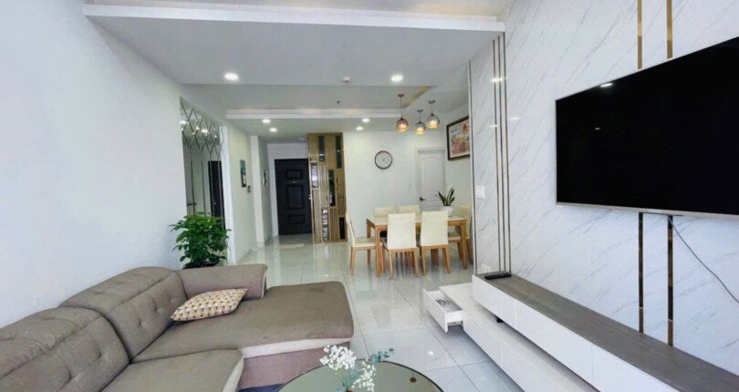 hinh anh phong khach can ho can cho thue 810x430 - Bán căn góc chung cư Scenic Valley 1, diện tích 77m2, giá 6.6 tỷ, nhà đẹp, view trực diện hồ bơi.