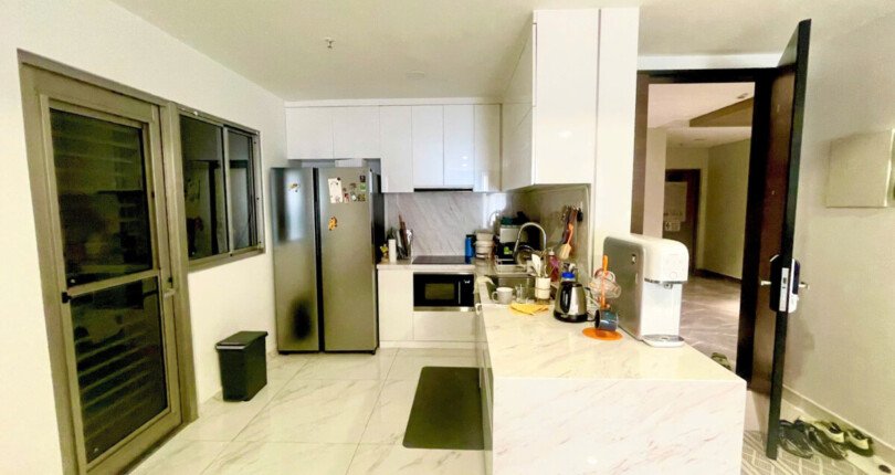 khong gian bep rong rai 10 810x430 - Giá mua bán căn hộ 2pn Tháp E chung cư Midtown Phú Mỹ Hưng T8/2025