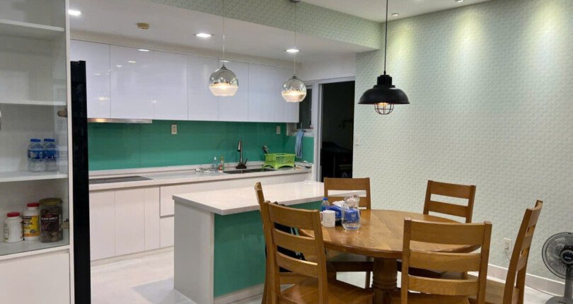 khong gian bep rong rai 5 810x430 - Bán gấp căn hộ Happy Valley, 3pn, 135m2, căn góc, view Đông - Nam, nội thất cao cấp, giá 10,1 tỷ