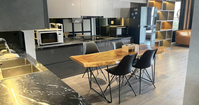 khong gian bep va phong an can ho ban 810x430 - Giá mua bán căn hộ 2pn tháp B view sông lầu cao chung cư Saigon South Residences T7/2025