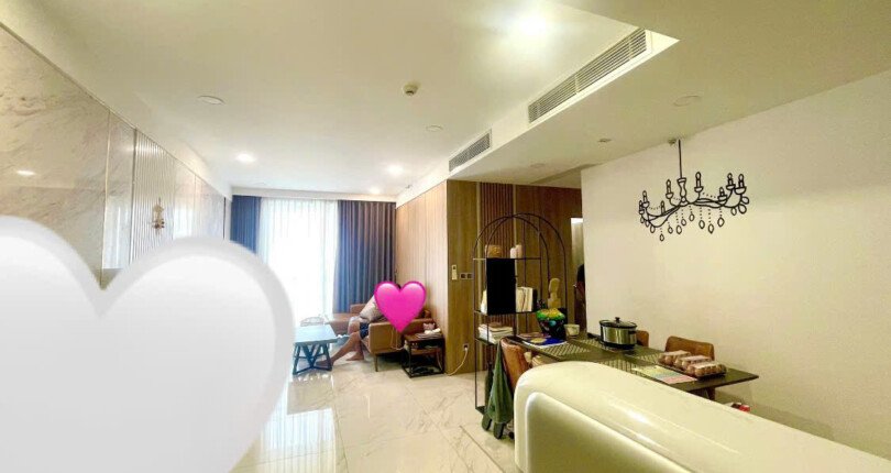 khong gian phong khach can ho ban 3 810x430 - Giá mua bán căn hộ 2pn Tháp E chung cư Midtown Phú Mỹ Hưng T8/2025