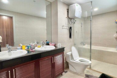 khong-gian-toilet-rong-rai