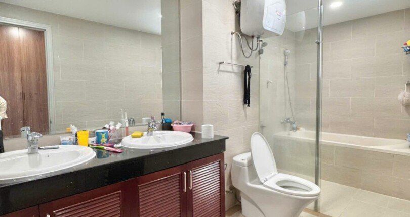 khong gian toilet rong rai 810x430 - Mua bán căn hộ 3pn Tháp C chung cư Grand view vòng cung giá 16 tỷ