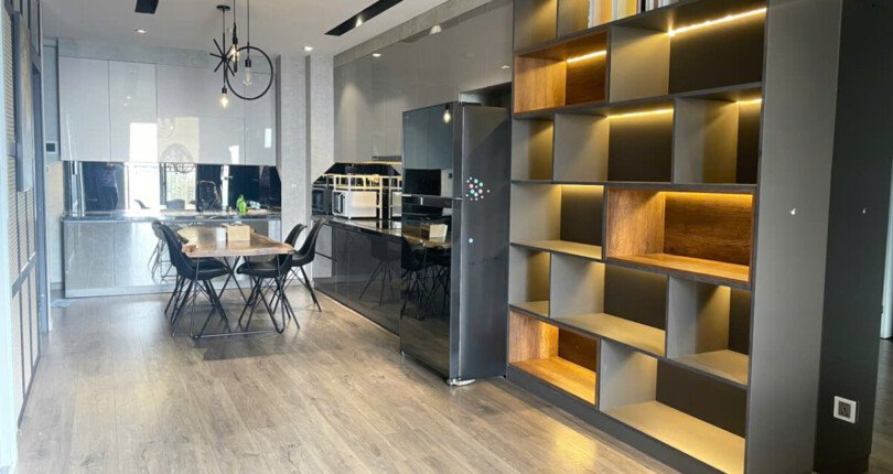 phong an va phong khach rong rai 810x430 - Giá mua bán căn hộ 2pn tháp B view sông lầu cao chung cư Saigon South Residences T7/2025