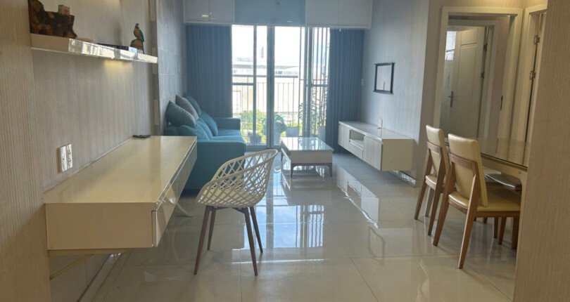 phong khach can ho ban 24 810x430 - Cần bán căn hộ chung cư Scenic Valley 1, 77m2, giá 6.350 tỷ + 01 ô đậu xe ô tô, nhà đang trống