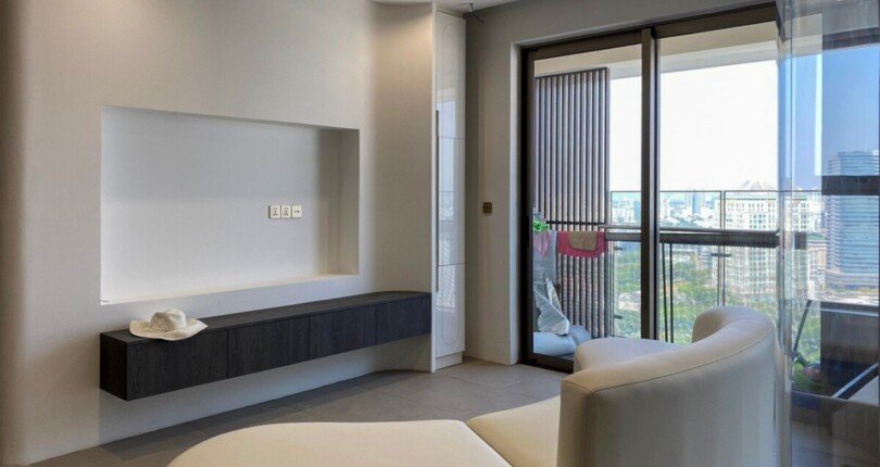 phong khach can ho ban 3 810x430 - Bán gấp căn hộ The Peak m8a, 131m2, 3pn lầu cao, view sông, nội thất cao cấp, giá 18 tỷ