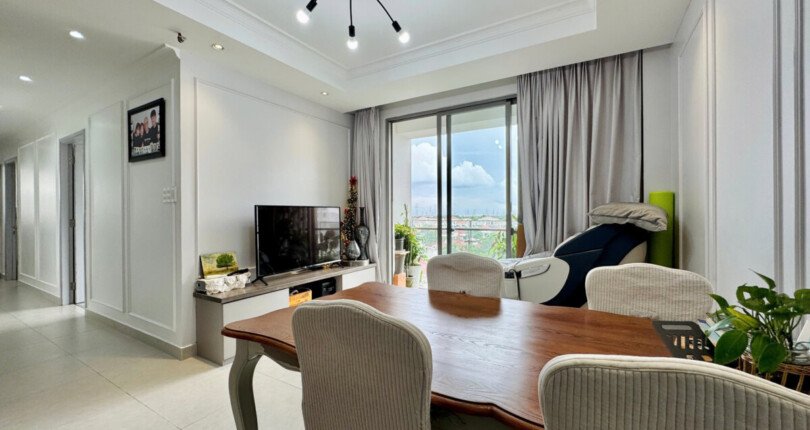 phong khach can ho ban 37 810x430 - Bán căn hộ chung cư Hưng Phúc, 97m2, 03pn, giá 8.2 tỷ, nhà đẹp, nội thất căn hộ đầy đủ.