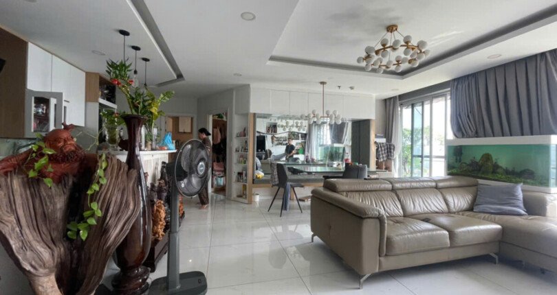 phong khach can ho ban 57 810x430 - Bán căn hộ chung cư Scenic Valley 1, diện tích 133m2, giá 12 tỷ, nhà đẹp, nội thất đầy đủ.