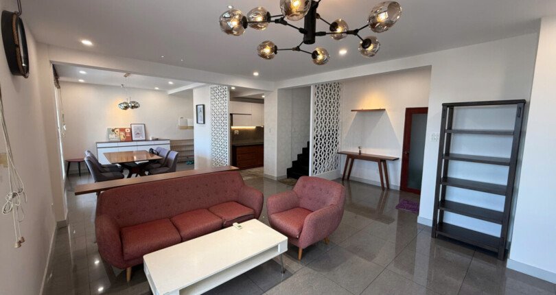 phong khach can ho ban 6 810x430 - Giá mua bán penhouse tháp H chung cư Hưng Vượng 2 Phú Mỹ Hưng T7/2025