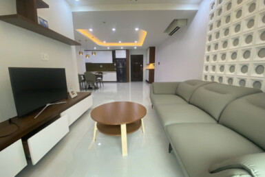 phong khach can ho ban 66 385x258 - Bán căn hộ 89m2, chung cư Scenic Valley 1, giá 7.5 tỷ, nhà đẹp, đang có hợp đồng thuê cao.