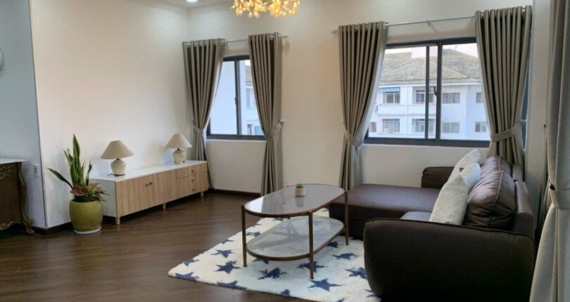 phong khach can ho ban 7 810x430 - Bán Penthouse Tháp F chung cư Hưng Vượng 3 Phú Mỹ Hưng giá 8,7 tỷ