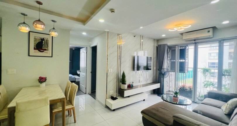 phong khach can ho can cho thue 810x430 - Cho thuê căn góc chung cư Scenic Valley 1, 02pn, giá 20tr/tháng, nhà đẹp, view trực diện hồ bơi.