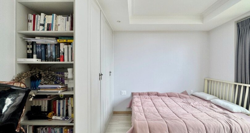 phong ngu can ho ban 26 810x430 - Bán căn hộ chung cư Hưng Phúc, 97m2, 03pn, giá 8.2 tỷ, nhà đẹp, nội thất căn hộ đầy đủ.