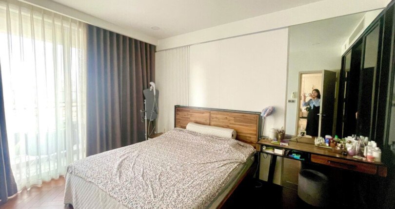 phong ngu can ho ban 43 810x430 - Giá mua bán căn hộ 2pn Tháp E chung cư Midtown Phú Mỹ Hưng T8/2025