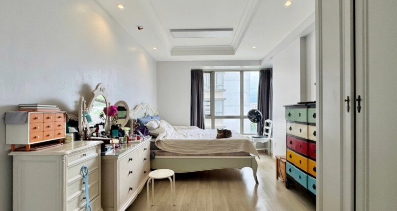 phong ngu can ho can ban 21 810x430 - Bán căn hộ chung cư Hưng Phúc, 97m2, 03pn, giá 8.2 tỷ, nhà đẹp, nội thất căn hộ đầy đủ.