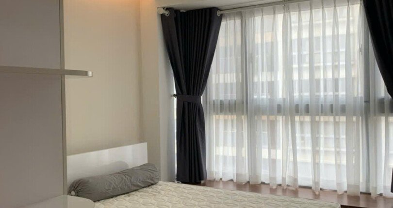 phong ngu rong rai day du trang thiet bi noi that 810x430 - Giá mua bán căn hộ 2pn tòa F chung cư Scenic Valley 1 T7/2025