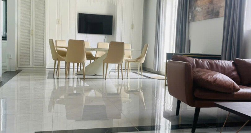 toan canh khong gian tang tret can ho 810x430 - Giá mua bán căn hộ Penthouse 4 phòng ngủ chung cư Sky Garden 3 T8/2025