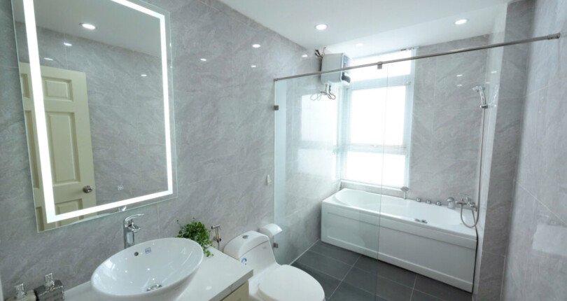 toilet can ho day du thiet bi 810x430 - Giá mua bán căn hộ 3pn tháp K chung cư Star Hill T7/2025