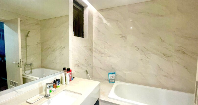 toilet co bon tam nam 2 810x430 - Giá mua bán căn hộ 2pn Tháp E chung cư Midtown Phú Mỹ Hưng T8/2025