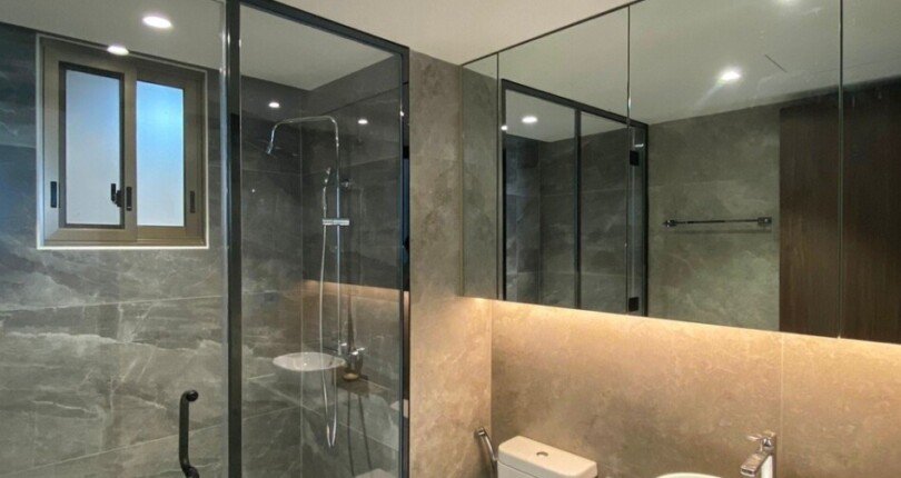 toilet phong khach 810x430 - Bán gấp căn hộ The Peak m8a, 131m2, 3pn lầu cao, view sông, nội thất cao cấp, giá 18 tỷ