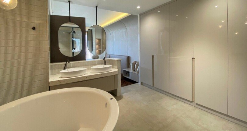 toilet phong master 810x430 - Bán gấp căn hộ The Peak m8a, 131m2, 3pn lầu cao, view sông, nội thất cao cấp, giá 18 tỷ