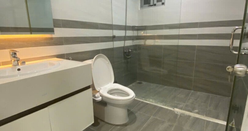 tollet can ho ban 25 810x430 - Bán căn hộ 89m2, chung cư Scenic Valley 1, giá 7.5 tỷ, nhà đẹp, đang có hợp đồng thuê cao.