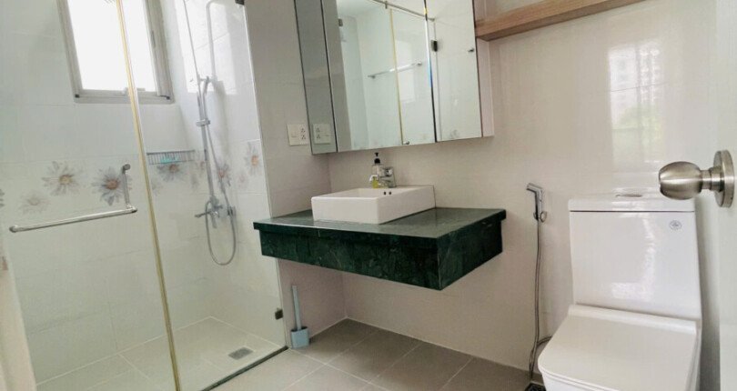 tollet can ho ban 6 810x430 - Bán căn hộ 02pn, chung cư Hưng Phúc, 78m2, giá 6.5 tỷ, nhà đẹp, đầy đủ nội thất.