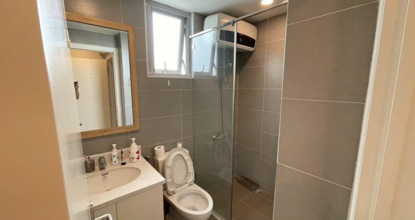 tollet can ho can ban 2 810x430 - Bán nhanh căn hộ chung cư Scenic Valley 1, diện tích 101m2, tầng cao, giá 8.3 tỷ, đầy đủ nội thất.