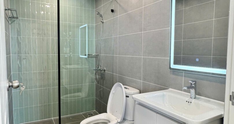 tollet can ho can ban 3 810x430 - Bán căn hộ diện tích 70,12m2 chung cư Sky Garden 3, tầng cao, 03pn, giá 5.5 tỷ, nhà đang có hợp đồng thuê 23tr/tháng.