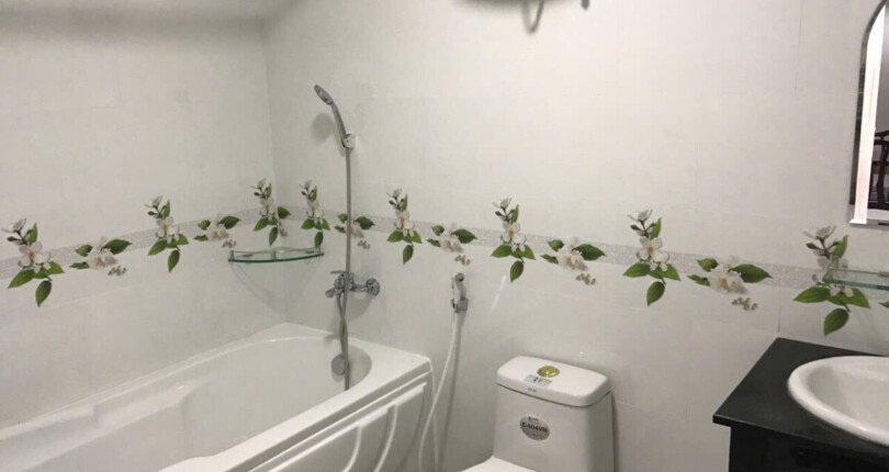 tollet can ho cho thue 3 810x430 - Cho thuê căn hộ chung cư Hưng Phúc, 78m2, giá 18tr/tháng, nhà đầy đủ nội thất ,xem nhà dễ.