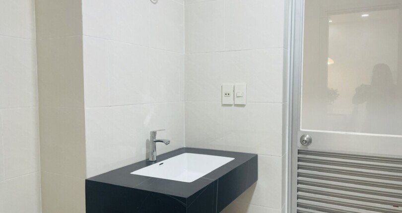 tollet can ho cho thue 4 810x430 - Bán căn hộ chung cư Sky Garden 2, 71m2, 02pn, giá 4.5 tỷ , nhà mới , nội thất căn hộ đầy đủ.