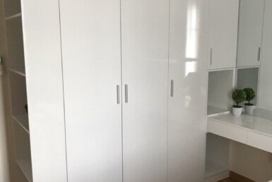 tu-quan-ao-trong-can-ho-cho-thue