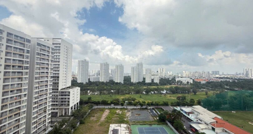 view ban cong phong khach 2 810x430 - Giá mua bán căn hộ 2pn Tháp D chung cư Green Valley T8/2025