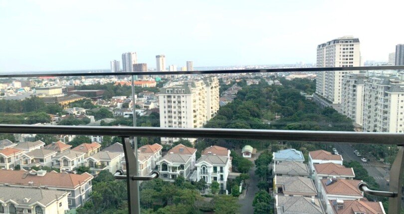 view phong khach can ho 810x430 - Giá mua bán căn hộ 2pn Tháp E chung cư Midtown Phú Mỹ Hưng T8/2025