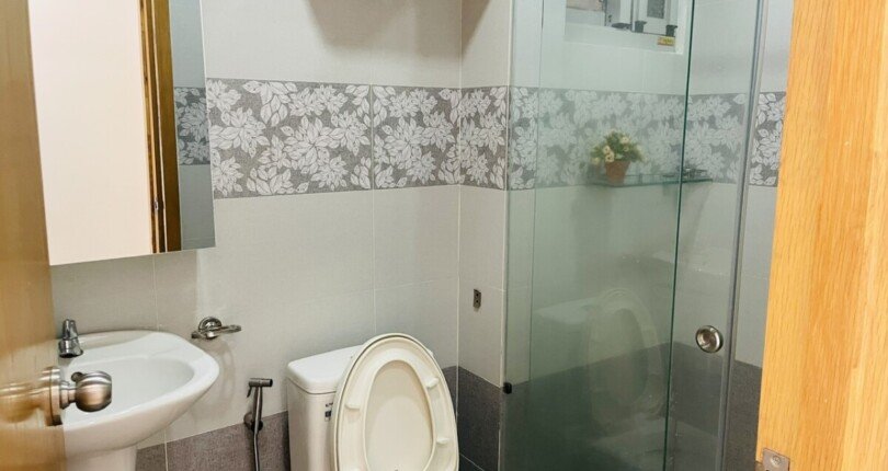 wc can ho can cho thue 810x430 - Cho thuê căn hộ 70m2, chung cư Scenic Valley 1, giá 18tr/tháng, nội thất căn hộ đầy đủ.
