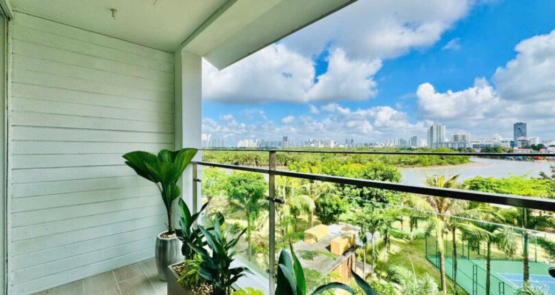 ban cong cna ho lien ke song 810x430 - Giá mua bán căn hộ 4pn AD4-5 lầu 5 view sông chung cư Riverside Residence t8/2025