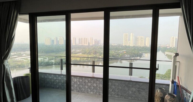 ban cong phong ngu 810x430 - Giá cho thuê căn hộ 3 phòng ngủ, lầu cao, view sông Tháp C chung cư The Panorama T8/2025