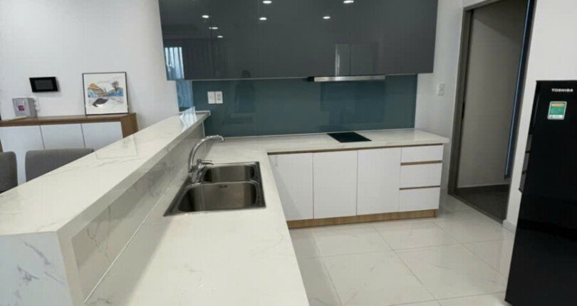 bep can ho ban 810x430 - Bán căn hộ chung cư Hưng Phúc, 78m2, giá 6.4 tỷ , nội thất đầy đủ, nhà đang có hợp đồng thuê 19tr/tháng.