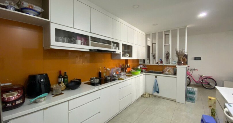 bep can ho can ban 1 810x430 - Bán căn hộ chung cư Scenic Valley 1, 110m2, giá 8.550 tỷ, nội thất đầy đủ, xem nhà dễ.