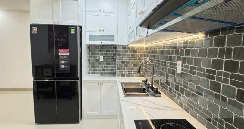 bep can ho can cho thue 9 810x430 - Bán căn góc chung cư Sky Garden 3, 74m2, 03pn, giá 5.9 tỷ, nhà đẹp, nội thất đầy đủ.