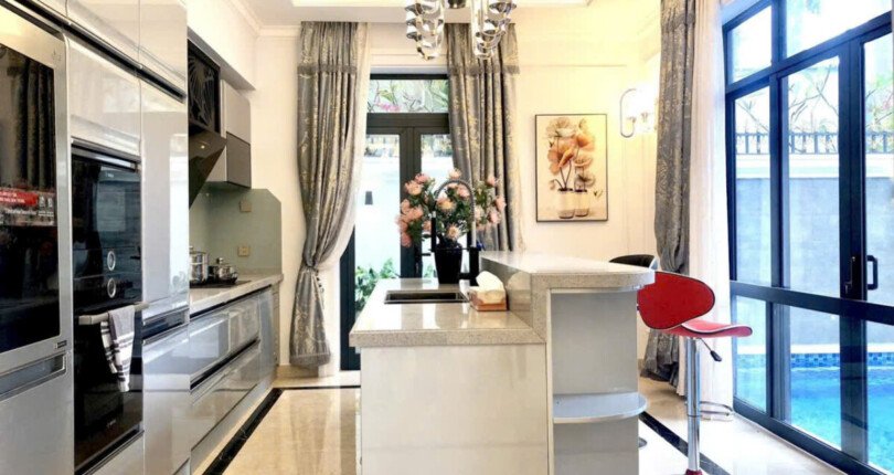 bep rong rai 810x430 - Giá cho thuê nhà Biệt thự đơn lập Phú Mỹ Hưng có hồ bơi T8/2025