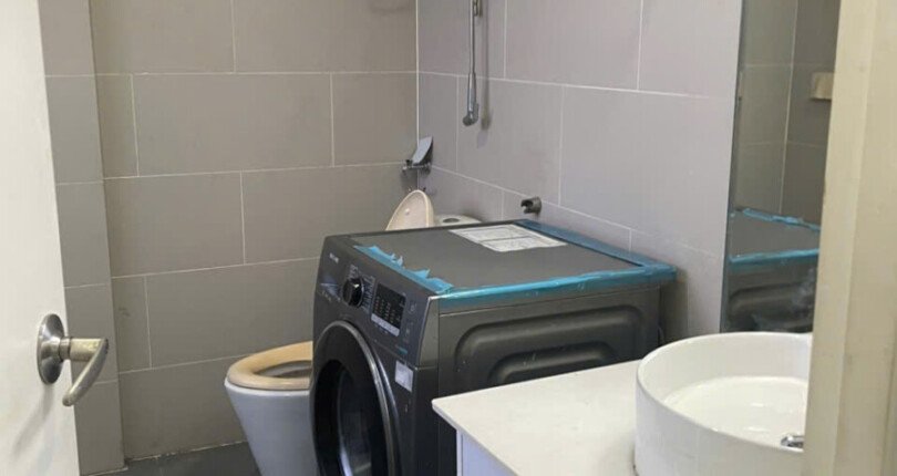 can ho ban co 2 toilet 810x430 - Giá mua bán căn hộ 3pn số 01 view sông chung cư Happy Valley phường Tân Hưng T9/2025