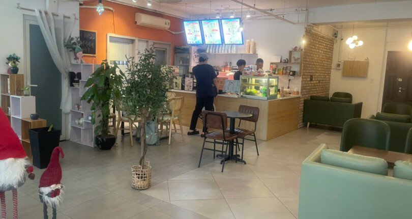 hien trang shophouse dang kinh doanh cafe banh mi 810x430 - Giá mua bán Shophouse khối đế Tháp D chung cư Scenic Valley 1 phường Tân Mỹ T8/2025