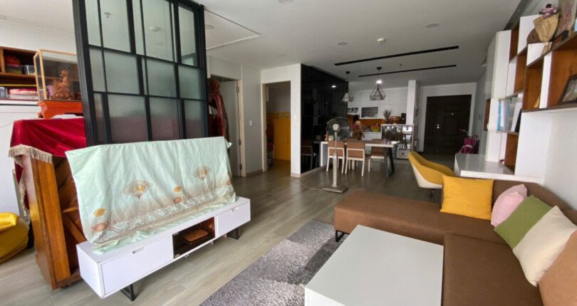 hinh anh phong khach can ho can ban 810x430 - Bán căn hộ chung cư Scenic Valley 1, 110m2, giá 8.550 tỷ, nội thất đầy đủ, xem nhà dễ.