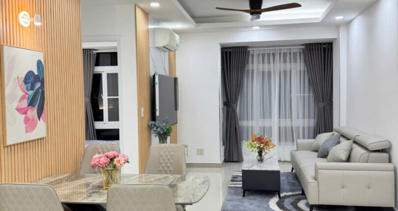 hinh anh phong khach can ho can cho thue gap 1 810x430 - Bán căn góc chung cư Sky Garden 3, 74m2, 03pn, giá 5.9 tỷ, nhà đẹp, nội thất đầy đủ.