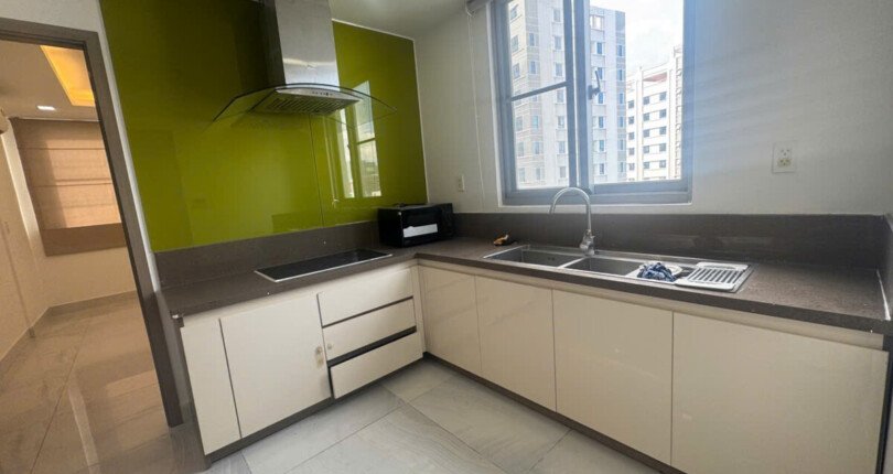 khong gian bep can ho ban 810x430 - Giá mua bán căn hộ 3pn tháp D chung cư Green Valley phường Tân Mỹ T8/2025