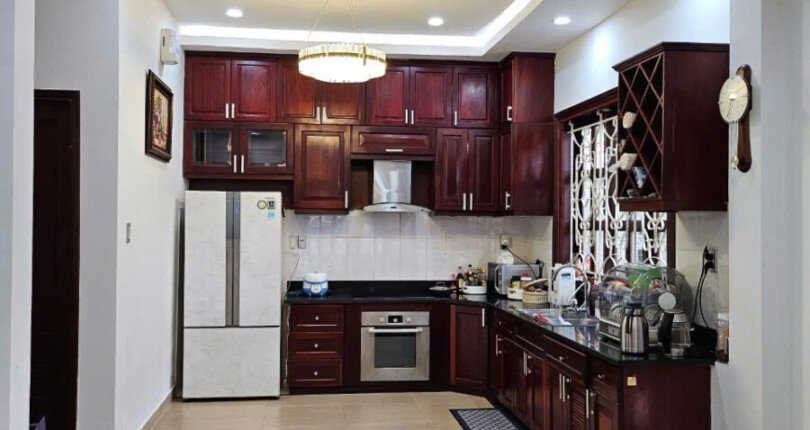 khong gian bep nha biet thu ban 810x430 - Giá mua bán nhà Biệt thự B43 Nam Thông 1 Phú Mỹ Hưng T8/2025