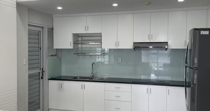 khong gian bep rong rai 2 810x430 - Bán gấp căn hộ số 01 block L chung cư Happy Valley phường Tân Hưng giá 8,5 tỷ