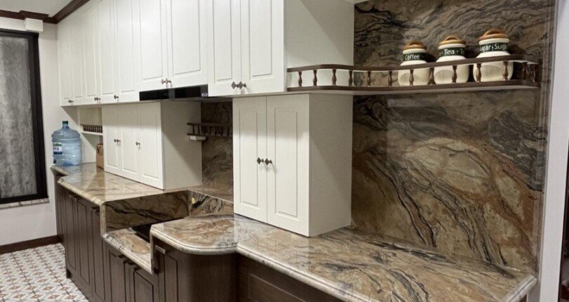 khong gian bep rong rai 810x430 - Giá cho thuê căn hộ 3 phòng ngủ, lầu cao, view sông Tháp C chung cư The Panorama T8/2025