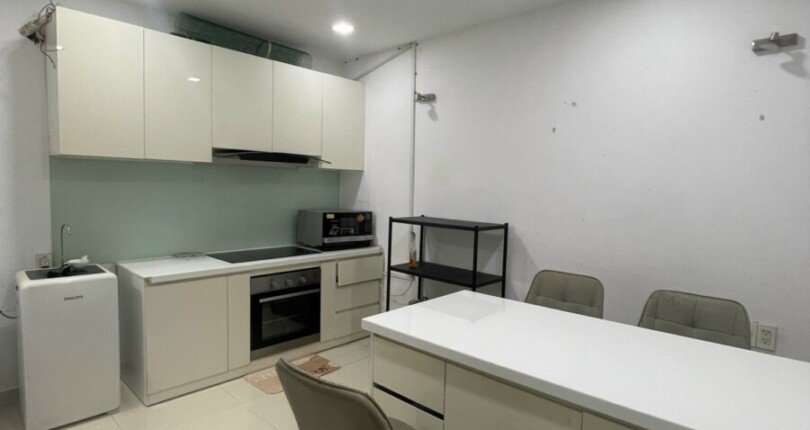 khong gian bep va phong an rong rai 810x430 - Giá mua bán Penthouse 6 phòng ngủ chung cư Sky Garden 3 phường Tân Hưng T8/2025